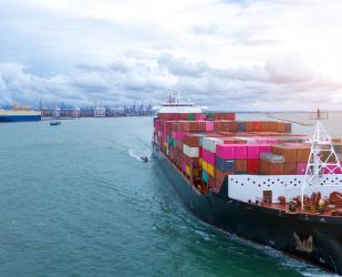 Un bateau cargo quittant quai