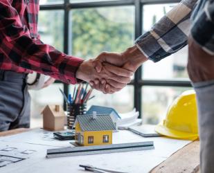 Poignée de mains de professionnels de la rénovation 