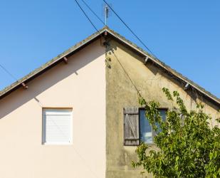 Contraste entre une maison avant et après rénovation d'ampleur