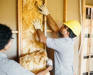 Un professionnel isolant un mur en rénovation d'ampleur