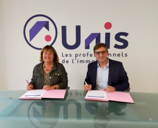 Danielle Dubrac et Eric Baudrillard signant le partenariat entre l'UNIS et Economie d'Energie