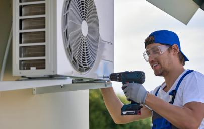 Un installateur pose une pompe à chaleur