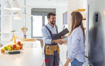 Un professionnel RGE et sa cliente