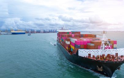 Un bateau cargo quittant quai
