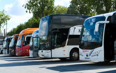 Une rangée d'autocars