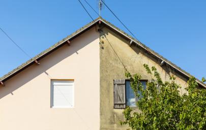 Contraste entre une maison avant et après rénovation d'ampleur