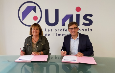 Danielle Dubrac et Eric Baudrillard signant le partenariat entre l'UNIS et Economie d'Energie