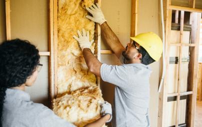 Un professionnel isolant un mur en rénovation d'ampleur